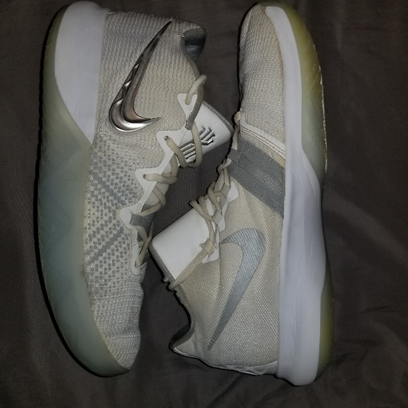 !!!!!!*SOLD*!!!!!!!!Kyrie flytrap white - Picture 4 of 8